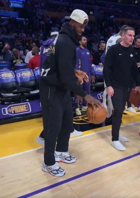 勒布朗季前赛间隙苦练三分，命中后露出满意笑容