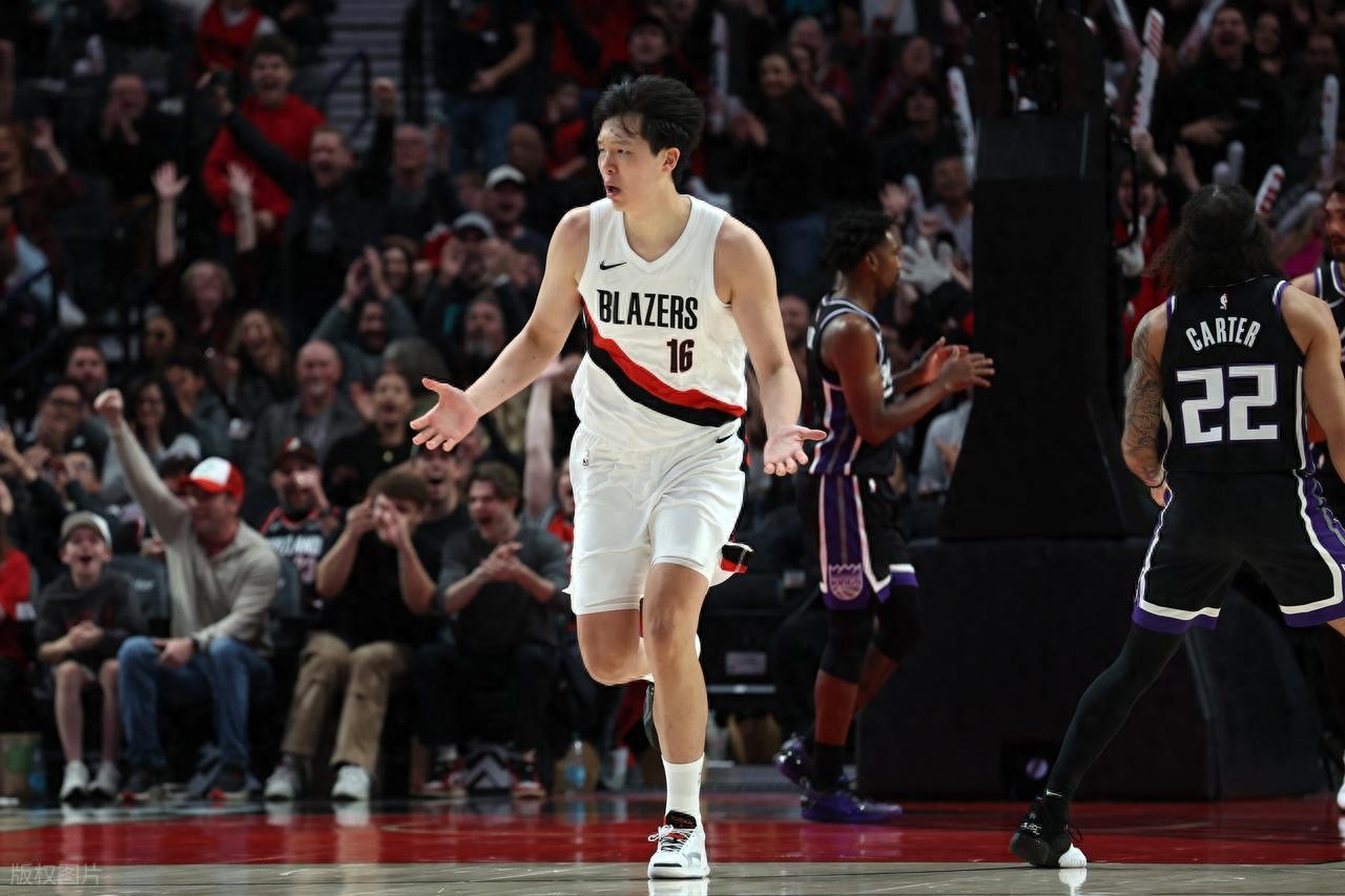 杨瀚森闪耀NBA季前赛，利拉德等超巨为他学中文引热议