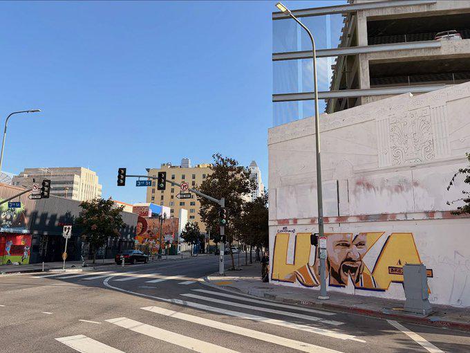 洛杉矶街头惊现东契奇新壁画，球迷热情再升温