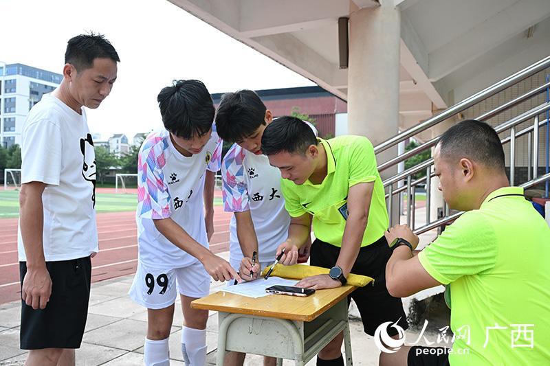 2025广西青少年足球联赛第二轮：南宁一中6:0大胜广西附中