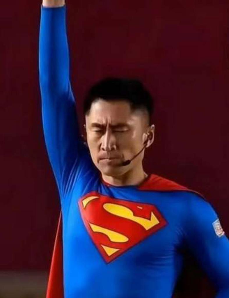 中超名哨马宁成争议焦点！一人判罚引2.7亿人愤怒，球迷：国际赛场别嚣张