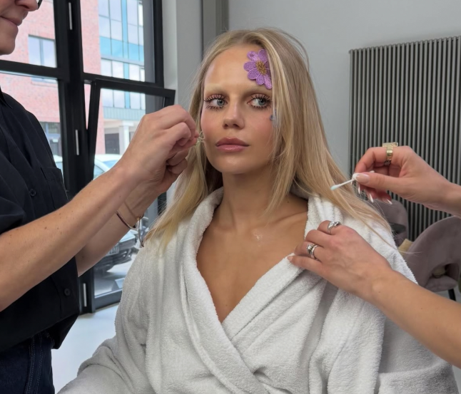 奥尔莫女友劳拉首谈全裸写真拍摄：7小时挑战舒适区，突破自我