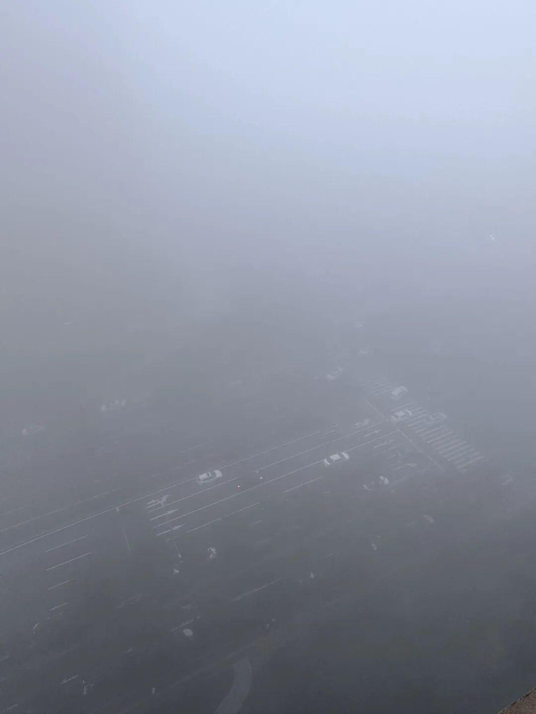 西安今晨大雾笼罩如仙境，雨水即将来袭！