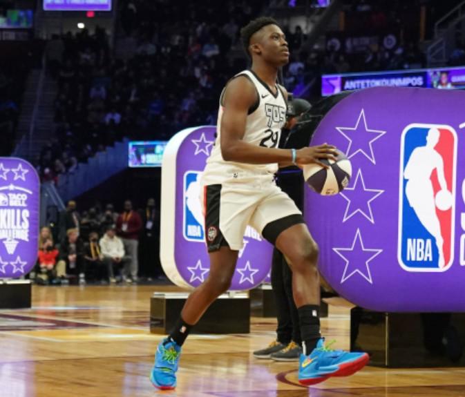 雄鹿队创历史：字母哥三兄弟同队效力，双向合同签约亚历克斯