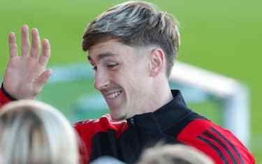 意天空：萨勒马克尔斯右腿屈肌受伤，下周复查定恢复时间