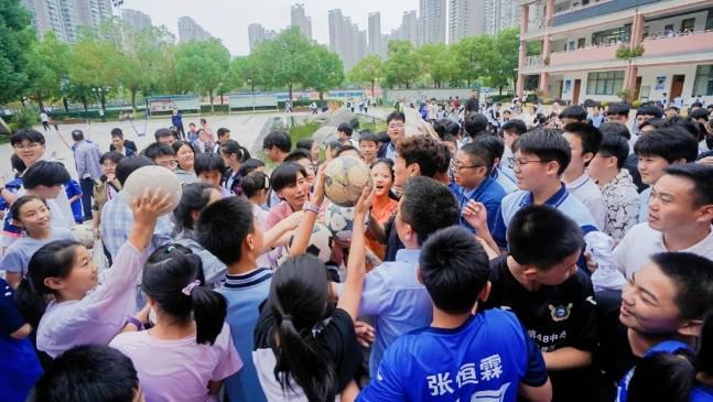 国脚韦世豪合肥48中万泉河路校区互动，共促校园足球发展