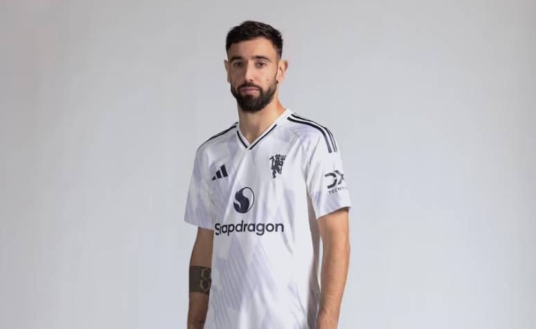 曼联官宣：双红会球员将首穿白色客场球衣出战