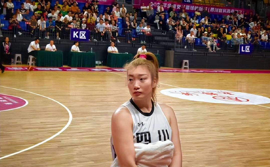李梦28分钟狂砍20+9！女篮锋线霸主展现实力，宫鲁鸣指导选人引热议