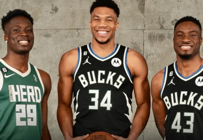 NBA历史首例！雄鹿三兄弟同台竞技，字母家族闪耀密尔沃基