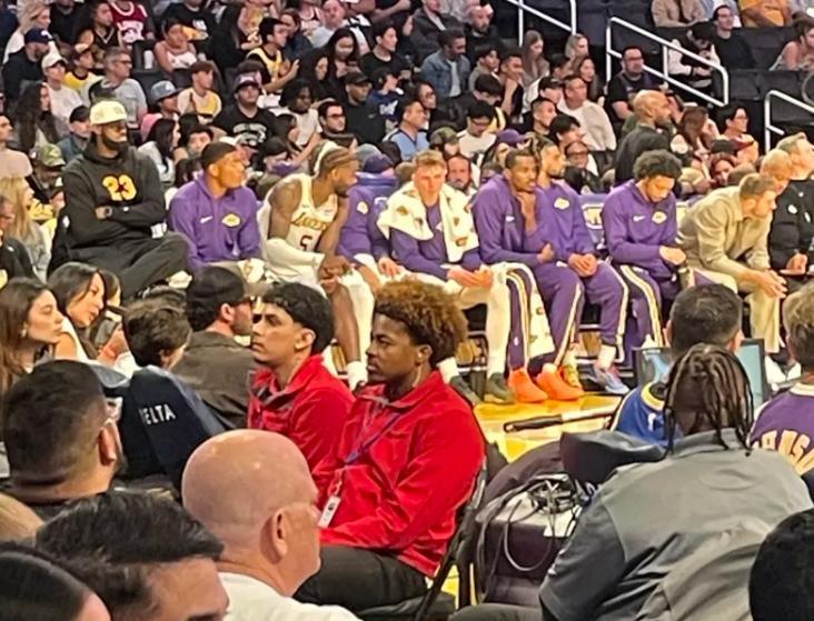 詹姆斯坐骨神经痛仍跷二郎腿引争议，背后真相几何？