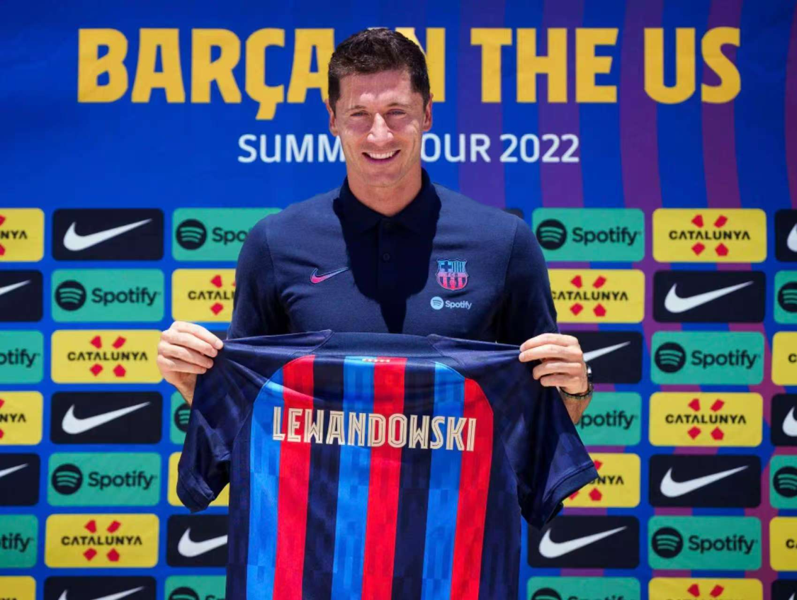 巴萨中锋危机：莱万离队倒计时，替代者难寻