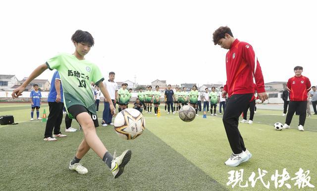 苏超淮安队盱眙校园行：点燃青少年足球梦想