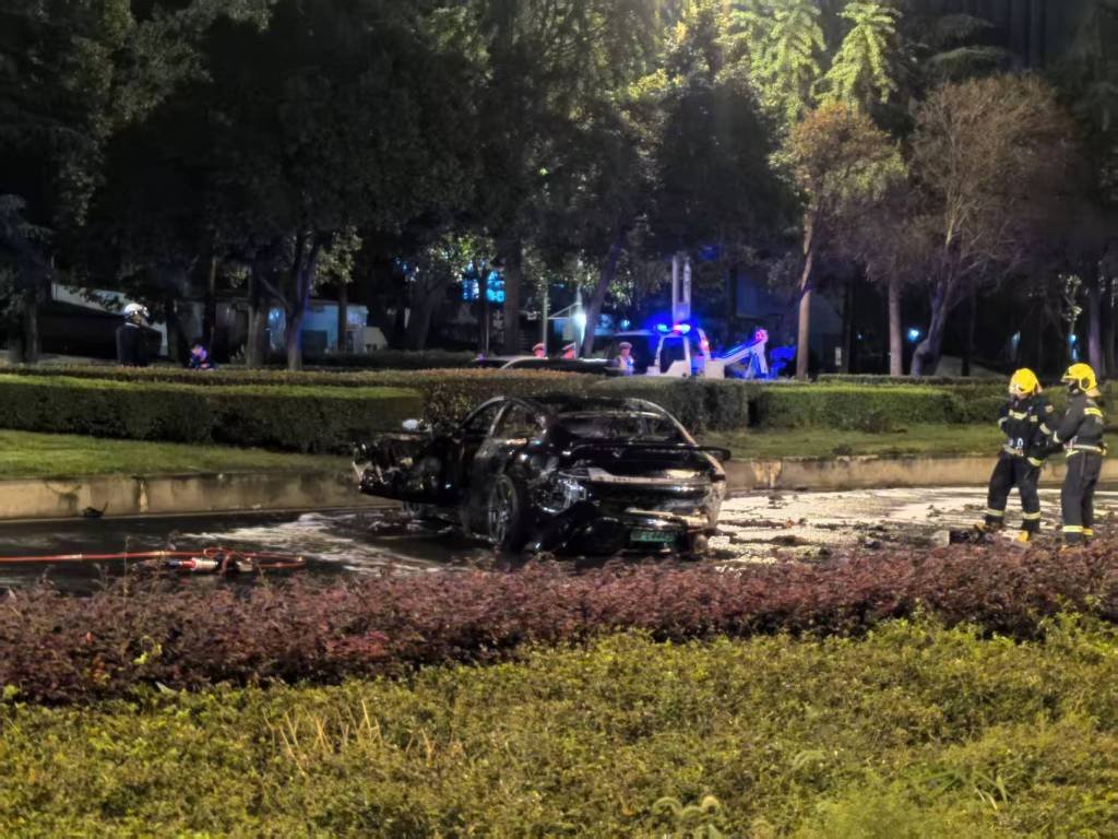 小米SU7高速碰撞起火：目击者称车门难开致救援受阻