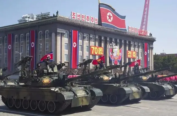 朝鲜阅兵式座位玄机：中俄二排背后，第一排的深意何在？