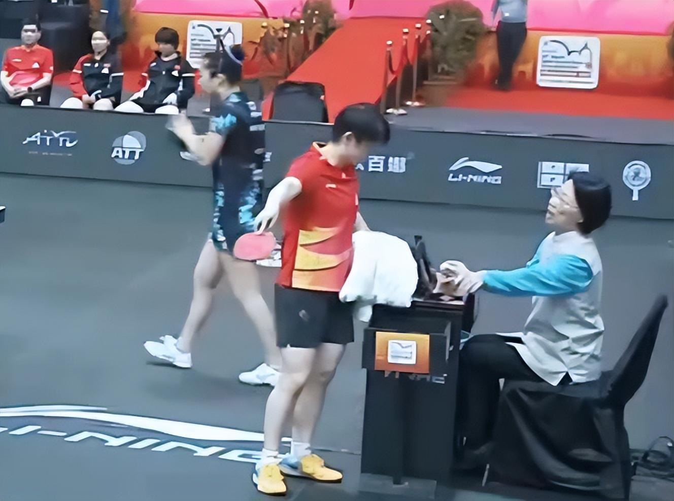 孙颖莎五连胜申裕斌 球馆漏水与卫生细节引关注