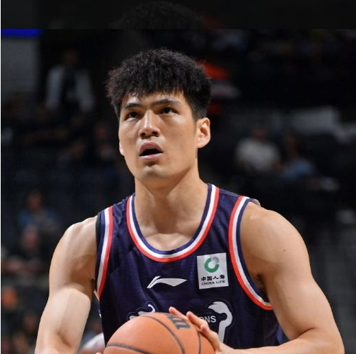 广州男篮季前赛总结：三战狂输138分，陈国豪成亮点，走出去成趋势