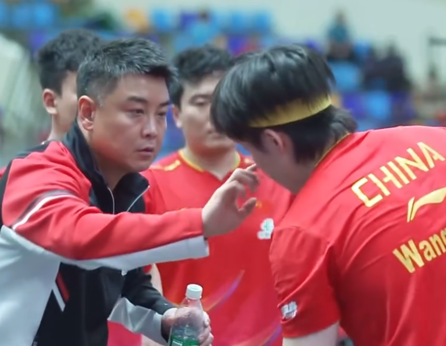 王楚钦亚锦赛首秀获赞 客串教练+卫生细节引热议