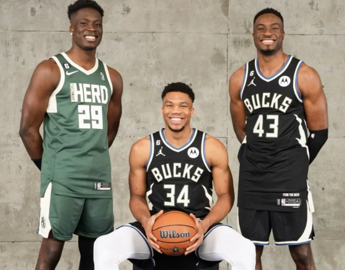 雄鹿官宣签约字母哥五弟！NBA历史首次集齐三兄弟，留人诚意拉满