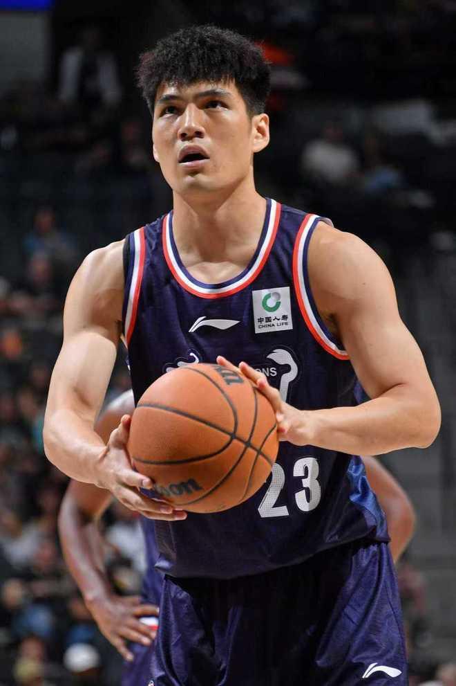 NBA季前赛中国球员表现揭秘：陈国豪成得分王，曾凡博零分引热议