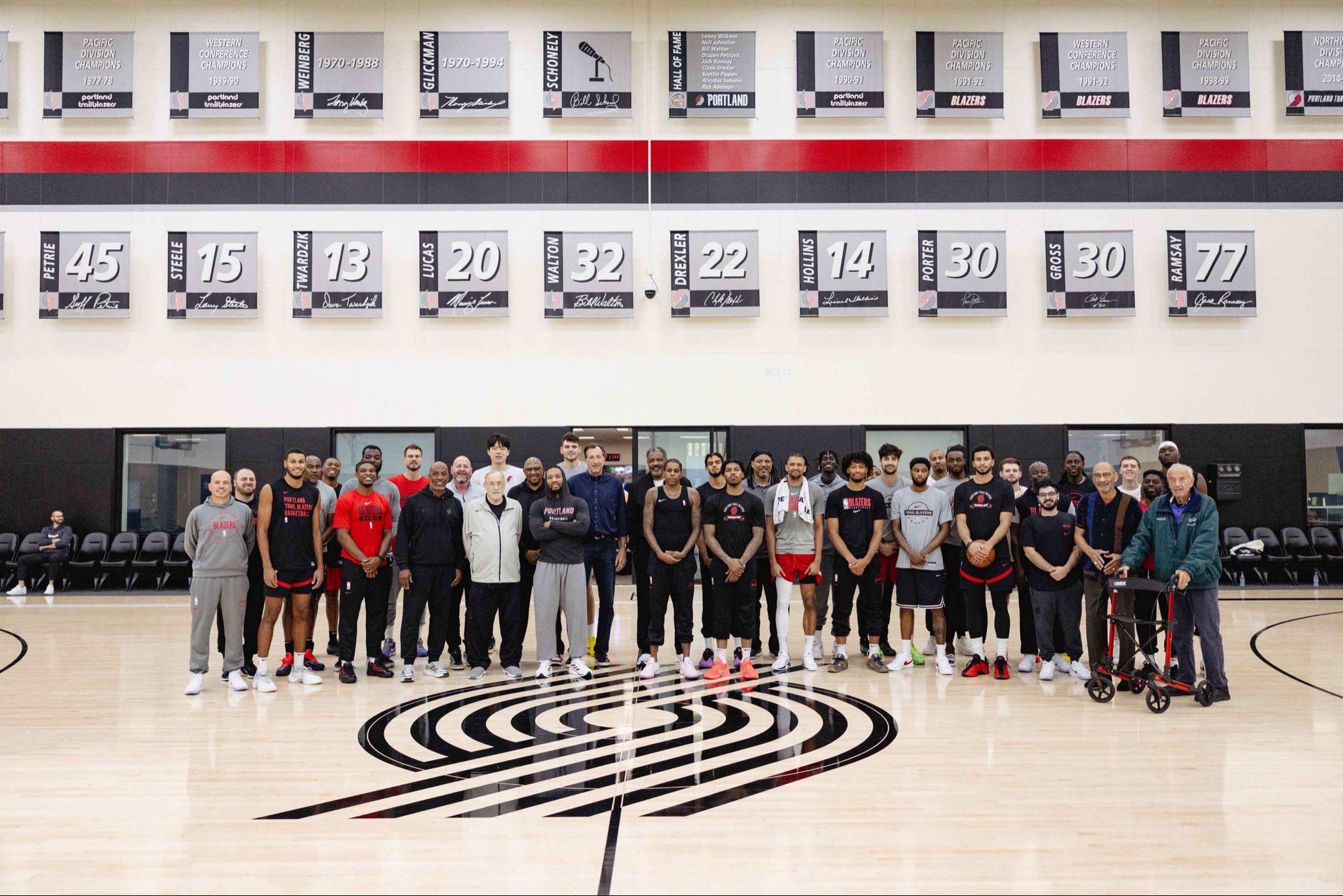 开拓者退役球员重返训练馆，杨瀚森等球员合影留念