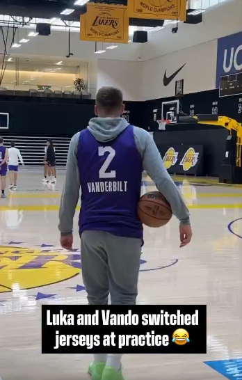 东契奇范德比尔特训练互换球衣 湖人新赛季氛围火热