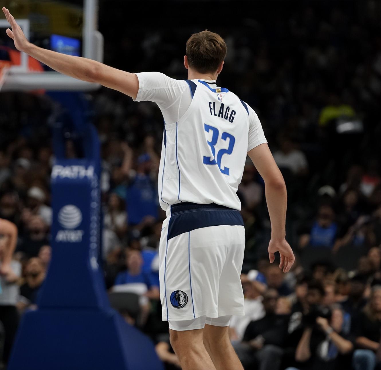 2米06控卫首秀：弗拉格1助攻引热议，天赋难敌詹皇？