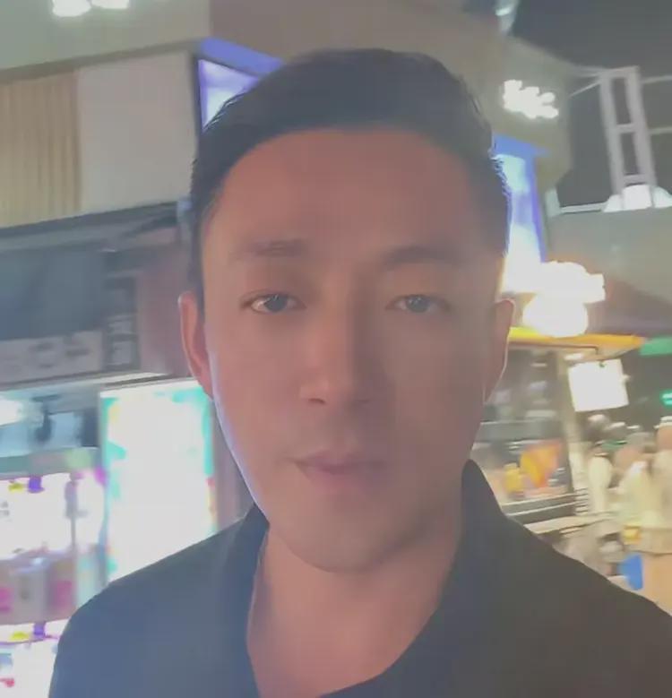 汪小菲晒9岁儿子正脸照引热议，眉眼酷似大S凸牙问题受关注