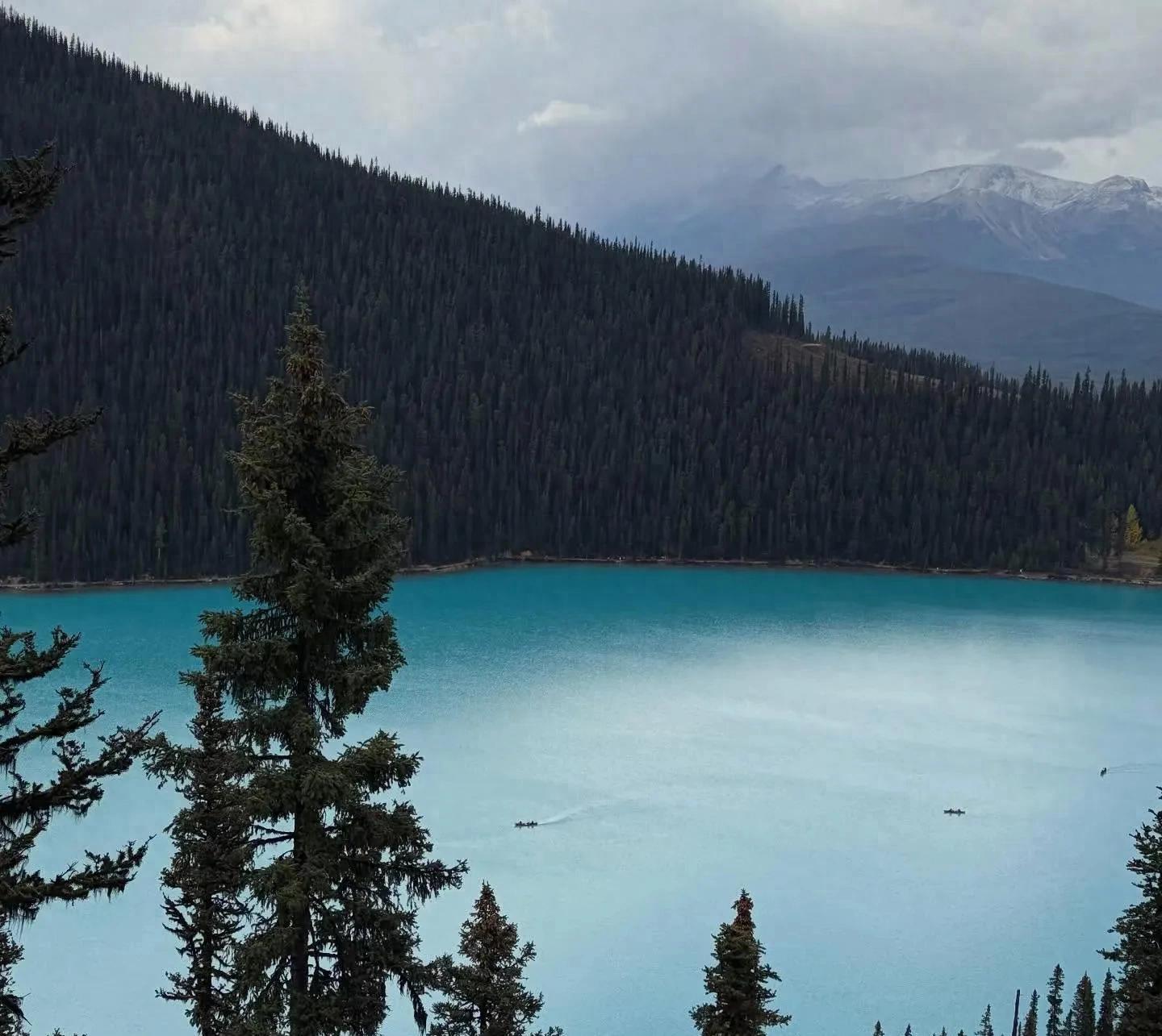 比伯海莉结婚7周年甜蜜出游，比伯不修边幅尽显幸福本色