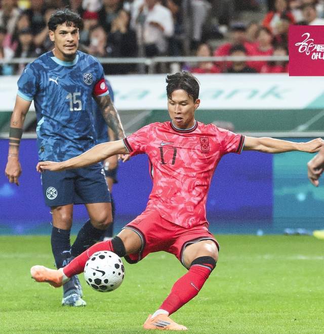 日韩足球惊艳表现：3-2逆转巴西，2-0完胜巴拉圭