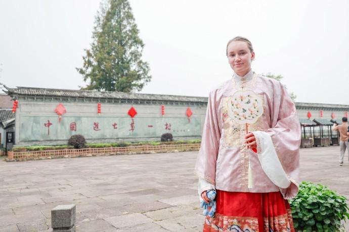 一颦一笑皆风景，莱巴金娜身穿汉服漫步宁波走马塘村