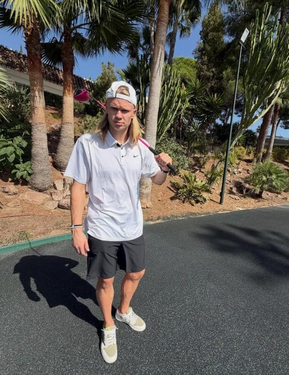 哈兰德与父亲同场挥杆 曼城锋霸高尔夫休闲时光曝光