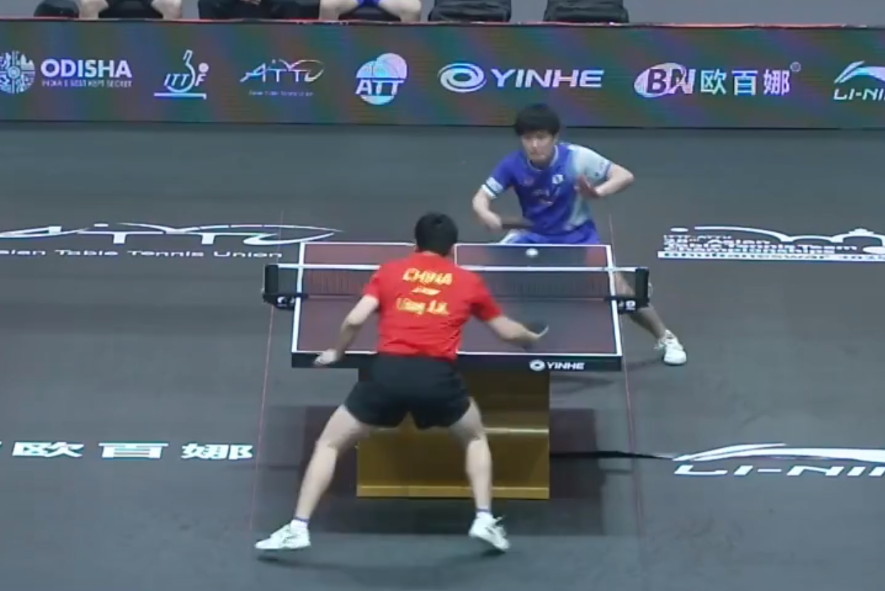 张本智和3-2险胜梁靖崑！决胜局霸气指认，王皓排兵遭质疑