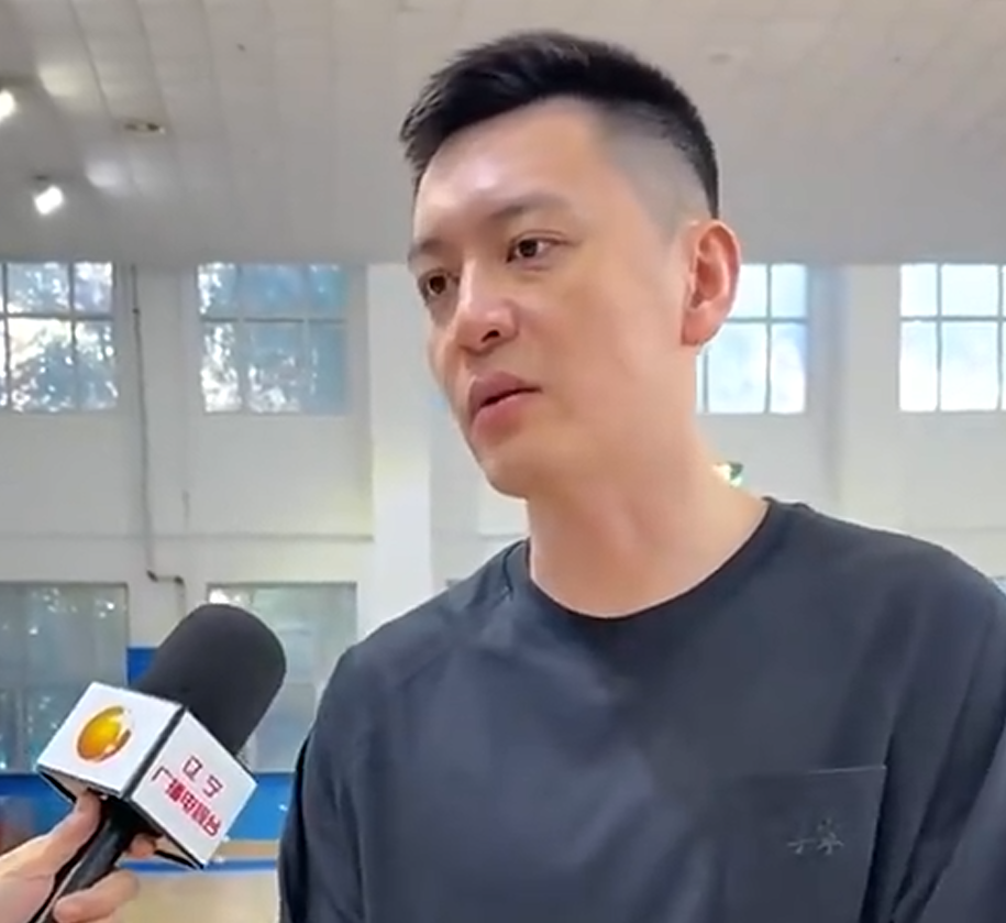 杨鸣官宣周俊成退役！投篮效率低迷，野球场成新舞台