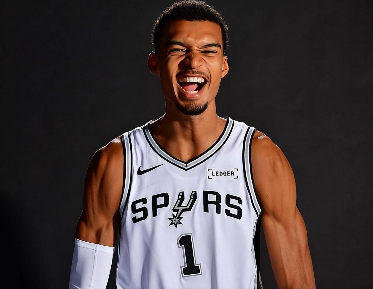 两战49分18板！文班亚马季前赛惊艳，马刺新赛季冲冠可期