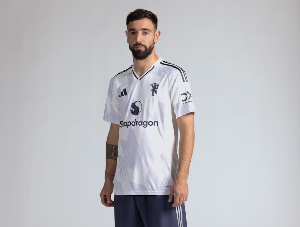 曼联双红会首穿白色客场战袍，安菲尔德经典记忆再续