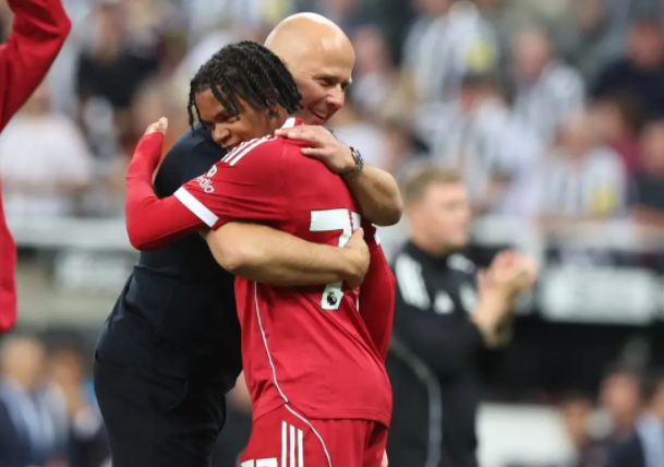 利物浦边锋之争：为何加克波首发无可替代，恩古莫哈尚需成长