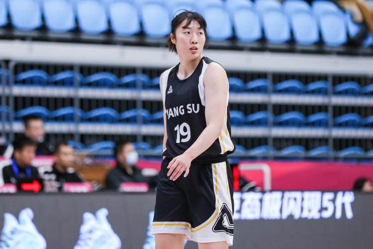 中国女篮新星罗欣棫闪耀：两战35分+6记三分，新版李梦崛起