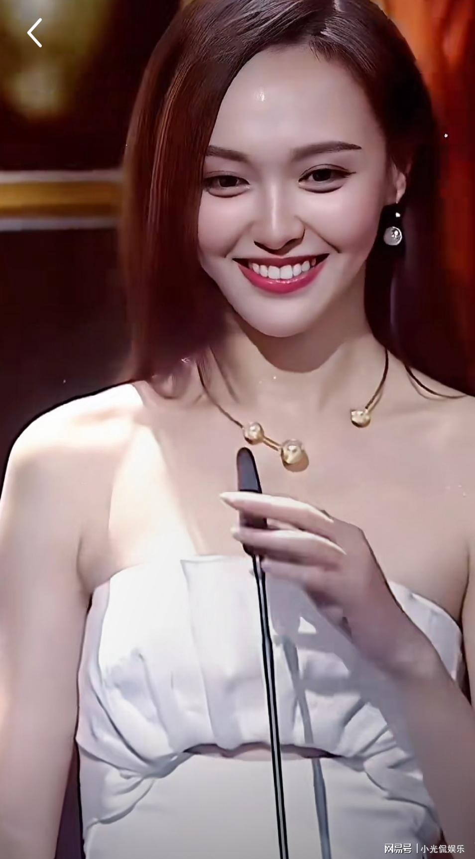 奶奶不识唐嫣却一眼看穿性格，她的面相分析太准了！