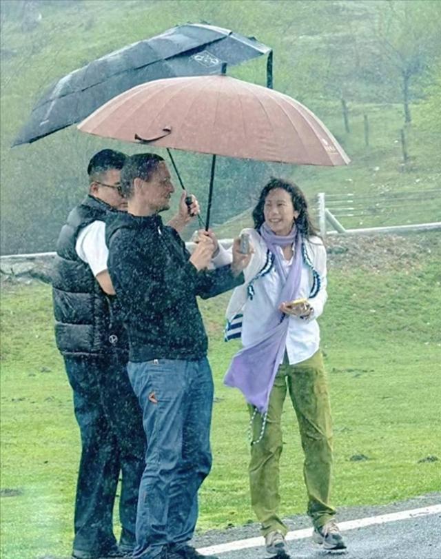 55岁莫文蔚携德国老公甘肃行，状态对比引热议