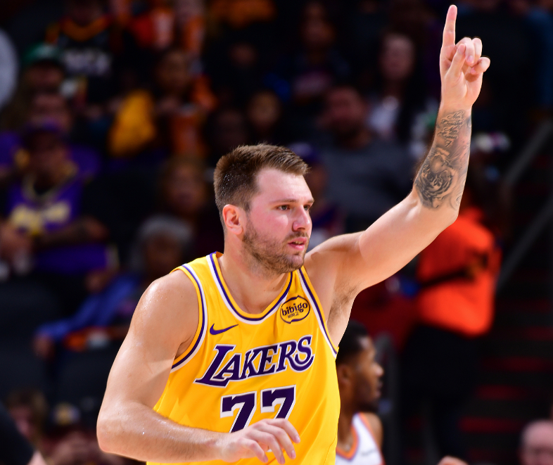 东契奇复出25+7湖人遭太阳逆转，里夫斯25分巴特勒35分