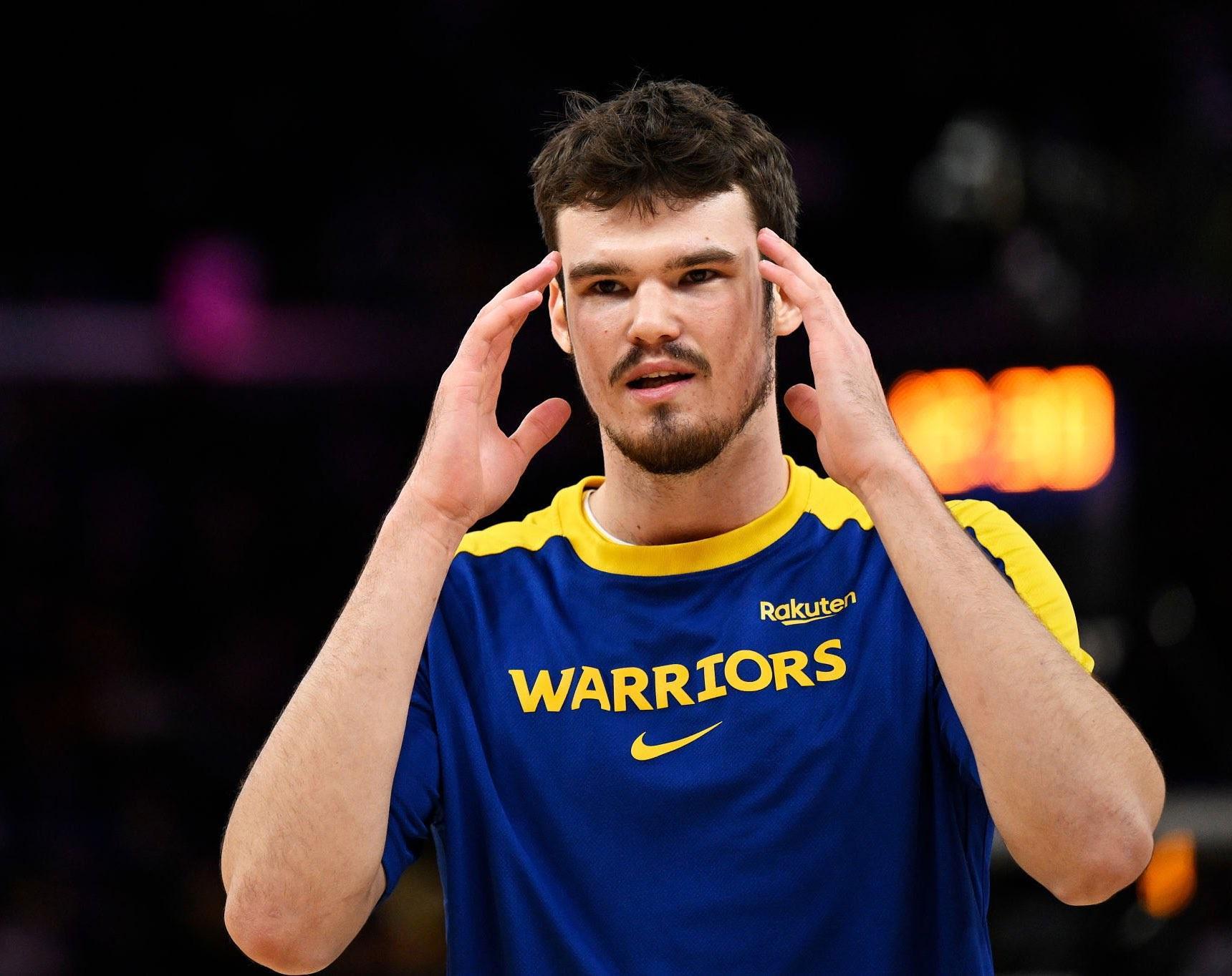 勇士季前赛双杀开拓者，波斯特19分钟高效砍下16+5，力压杨瀚森