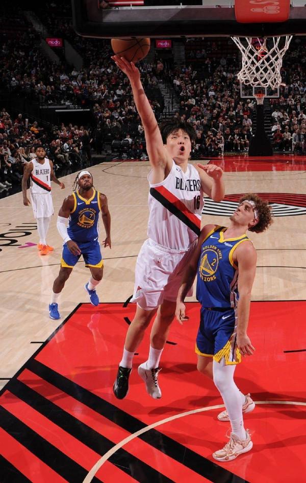 NBA季前赛：杨瀚森二番战勇士表现进步，9分6板1助1帽显实力