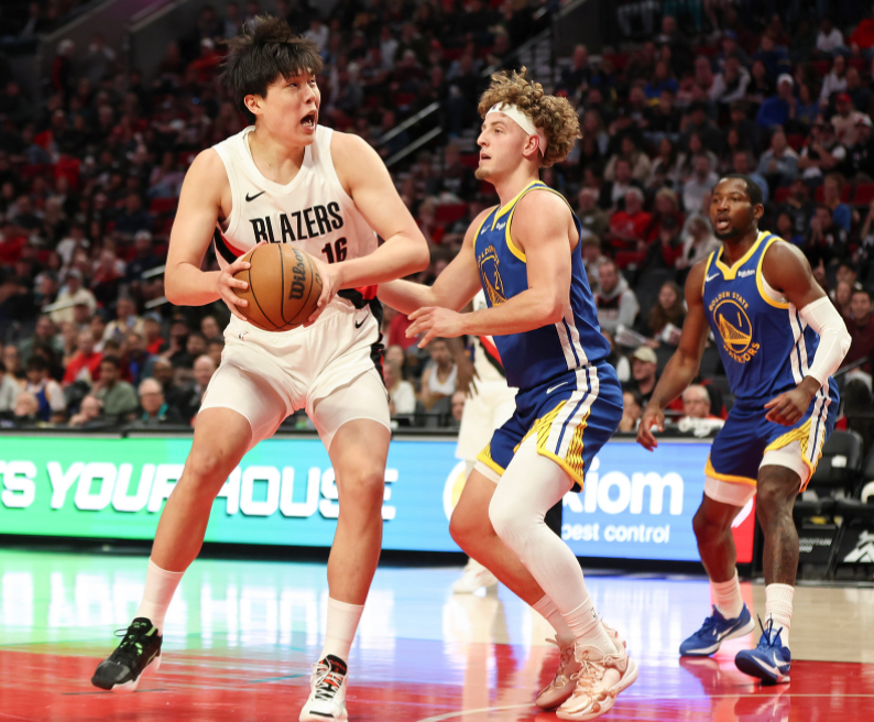 杨瀚森NBA季前赛引热议：球迷穿CBA球衣力挺，表现获赞未来可期