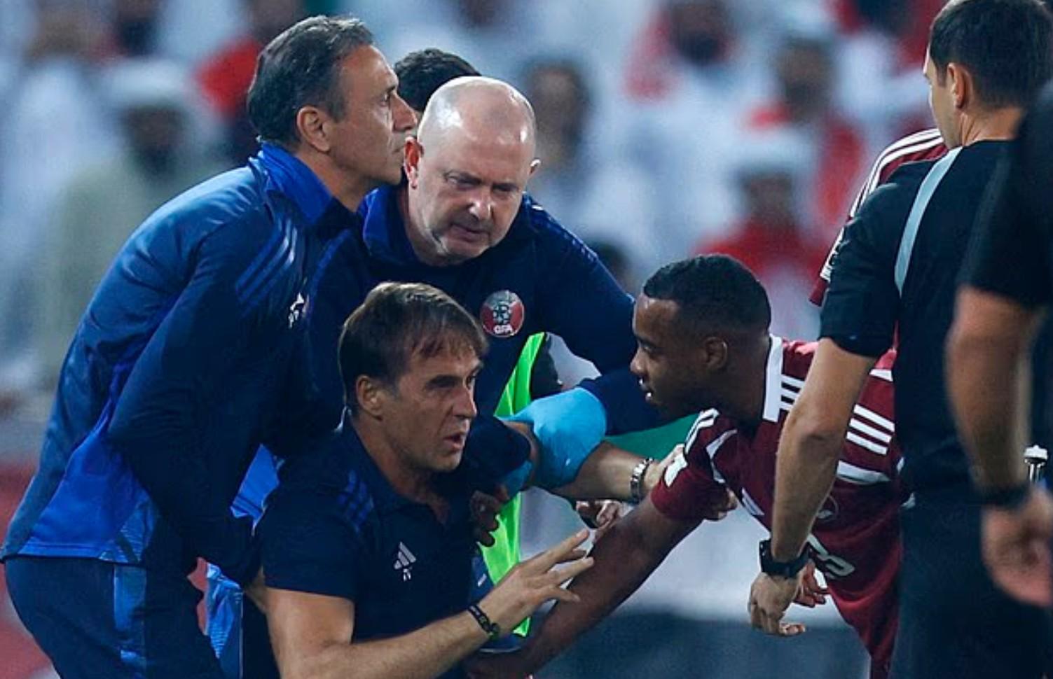 卡塔尔主帅洛佩特吉世预赛边线被球击中面部，球队晋级世界杯