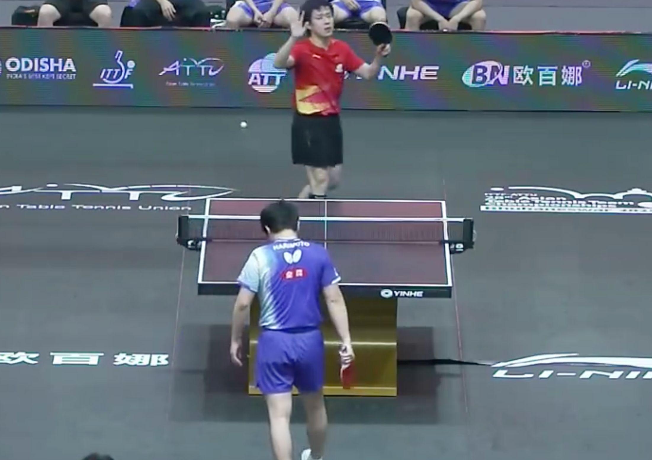 王楚钦11-1横扫张本智和，赛中换衣引争议：输球后耍花招？