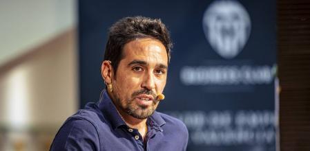 西班牙传奇维森特：伤病困扰职业生涯，退役后仍难长时间站立