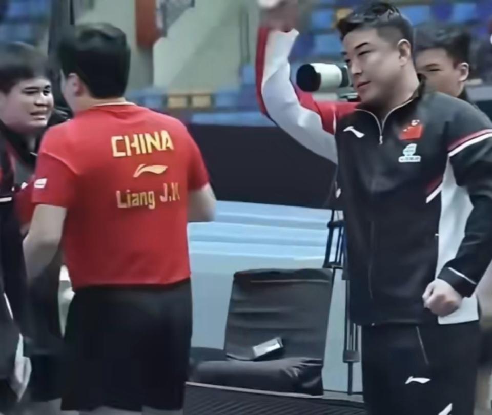 王皓挥拳庆祝胜利