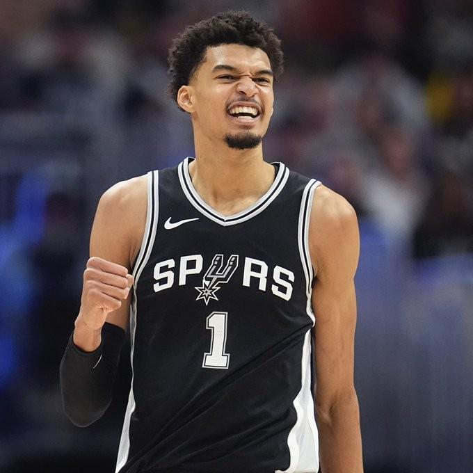 博班揭秘：文班亚马真实身高或达2.31米，远超官方数据