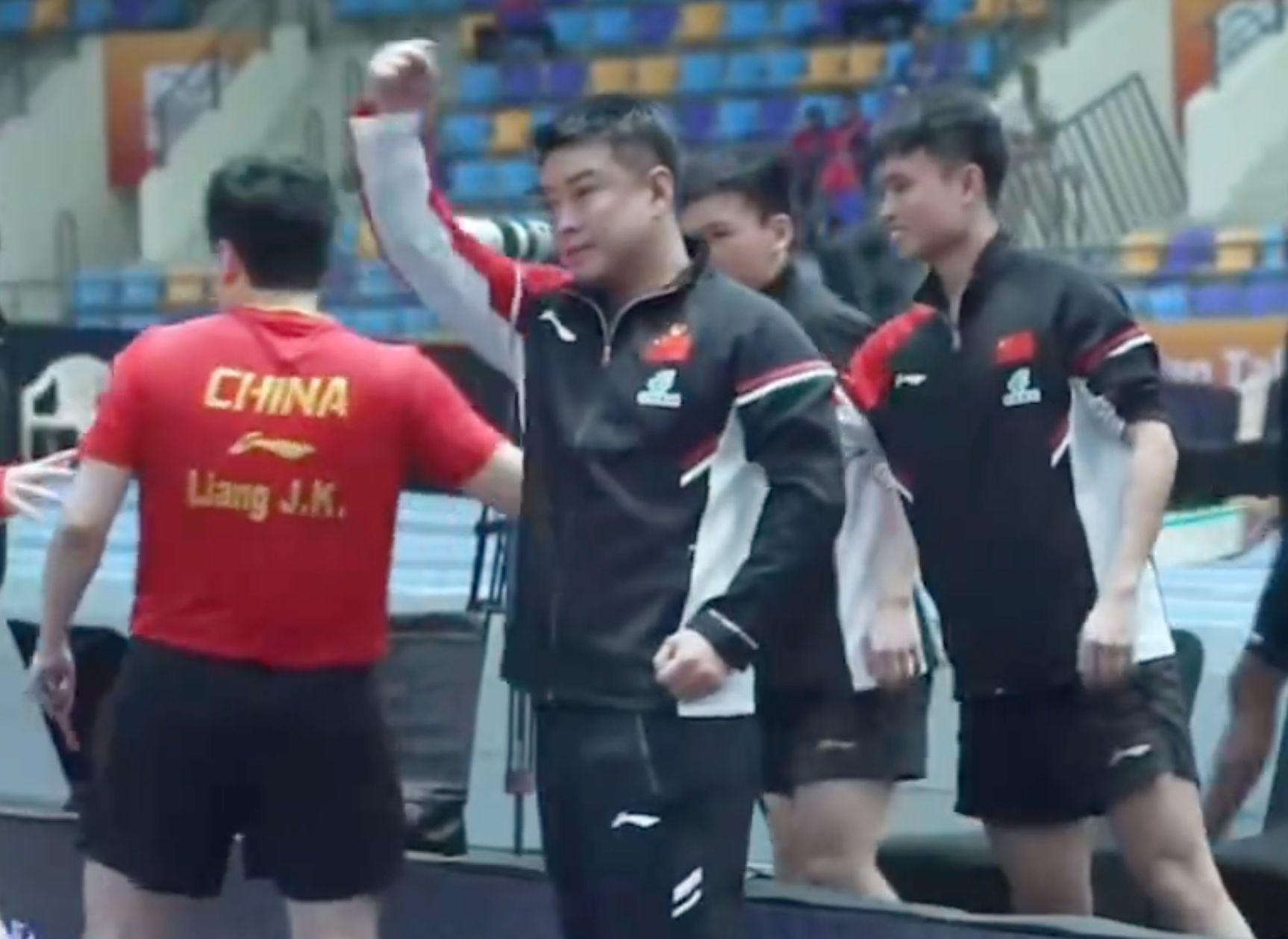 王皓亚锦赛强势回击日本队：挥拳秀肌肉，张本智和崩溃抓发