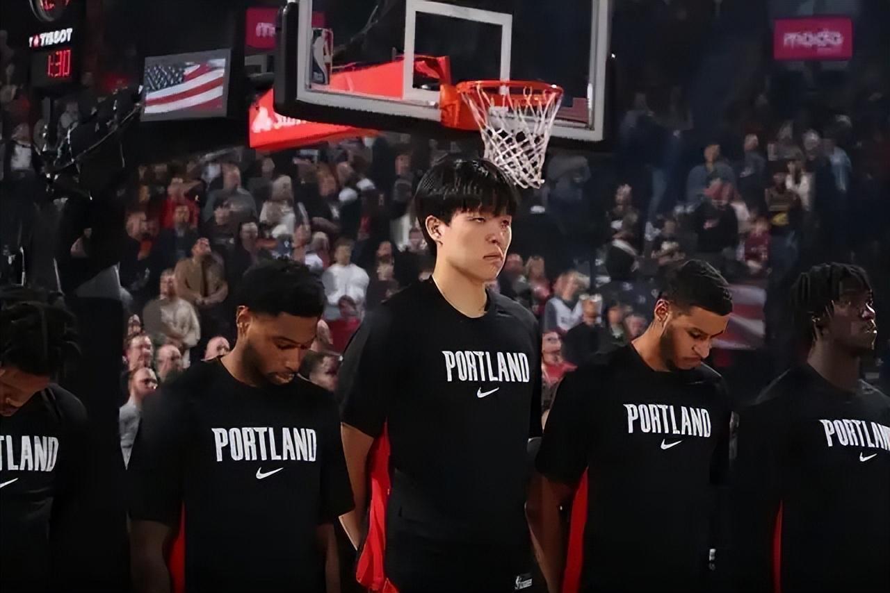 杨瀚森季前赛神勇表现：与库里对飚三分，霍福德盛赞其天赋